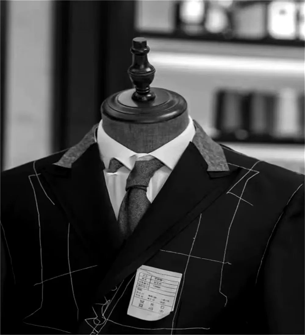 Elevate your style with our versatile 2-piece linen suit. Designed for the modern man, its slim-fit silhouette and chic notch lapel are effortlessly casual and elegantly formal.